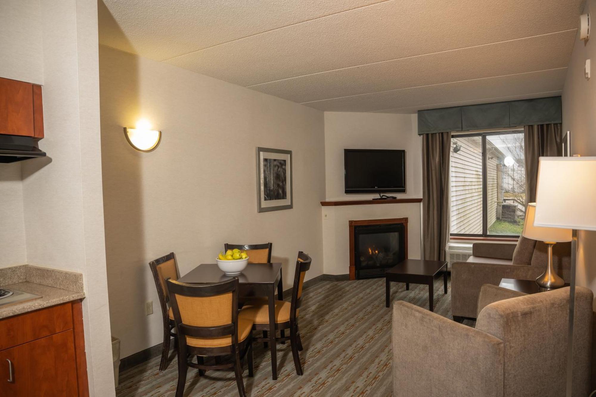 Отель Wyndham Garden Erie Kearsarge Экстерьер фото
